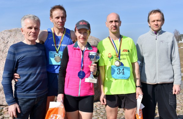 Aplink tvenkinius ratus suko ir ilgų nuotolių bėgikai