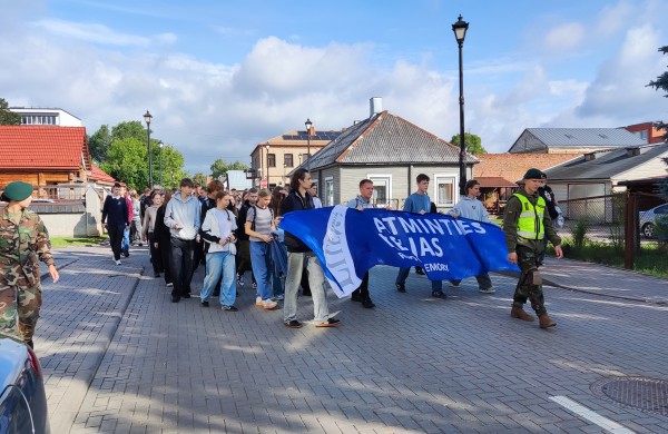 „Už šių skaičių yra žmonės“: Jonavoje Atminties keliu prisiminti prieš 85 metus nužudyti žydai