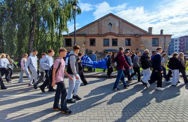 „Už šių skaičių yra žmonės“: Jonavoje Atminties keliu prisiminti prieš 85 metus nužudyti žydai