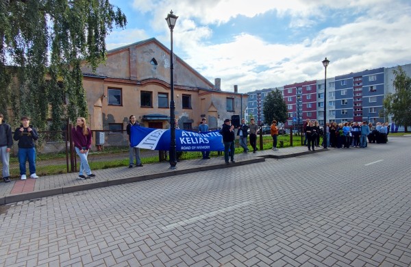 „Už šių skaičių yra žmonės“: Jonavoje Atminties keliu prisiminti prieš 85 metus nužudyti žydai