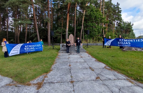 „Už šių skaičių yra žmonės“: Jonavoje Atminties keliu prisiminti prieš 85 metus nužudyti žydai
