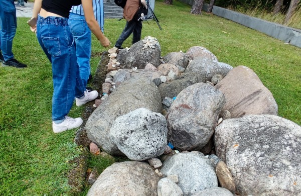 „Už šių skaičių yra žmonės“: Jonavoje Atminties keliu prisiminti prieš 85 metus nužudyti žydai