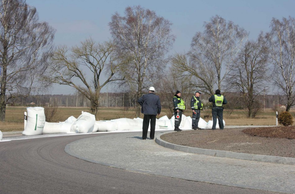 Pabiro maždaug dvi dešimtys maišų su karbamidu