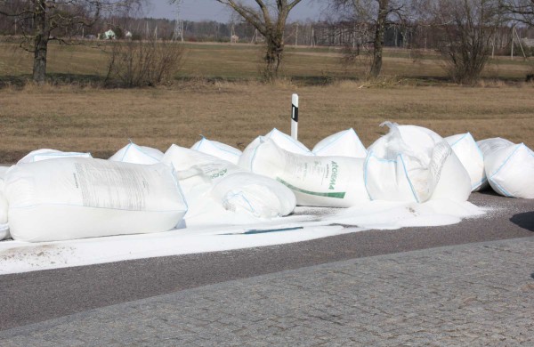 Pabiro maždaug dvi dešimtys maišų su karbamidu