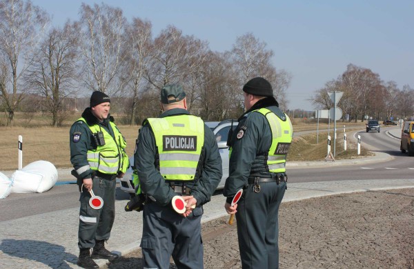 Pabiro maždaug dvi dešimtys maišų su karbamidu