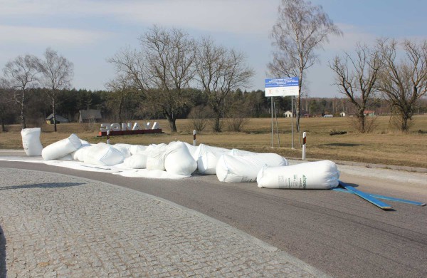 Pabiro maždaug dvi dešimtys maišų su karbamidu