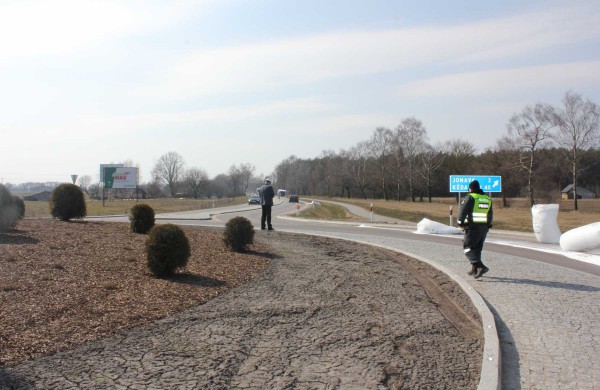 Pabiro maždaug dvi dešimtys maišų su karbamidu