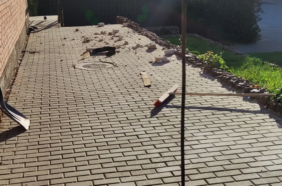 Pavojus praeiviams Jonavoje? Griovimo ir tvarkymo darbų metu ant tako - plytos, lentos ir langų duženos iš antro aukšto