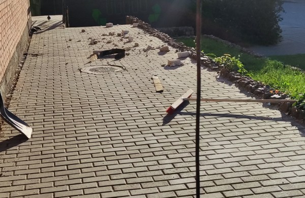 Pavojus praeiviams Jonavoje? Griovimo ir tvarkymo darbų metu ant tako - plytos, lentos ir langų duženos iš antro aukšto