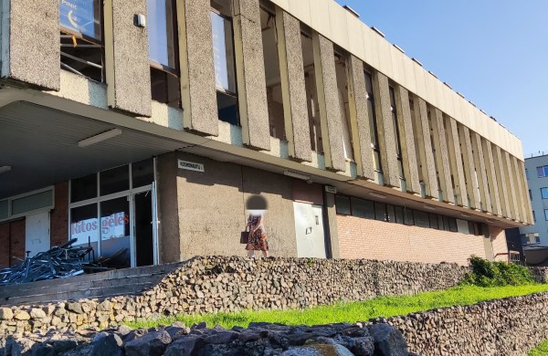 Pavojus praeiviams Jonavoje? Griovimo ir tvarkymo darbų metu ant tako - plytos, lentos ir langų duženos iš antro aukšto