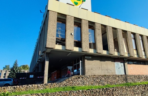Pavojus praeiviams Jonavoje? Griovimo ir tvarkymo darbų metu ant tako - plytos, lentos ir langų duženos iš antro aukšto