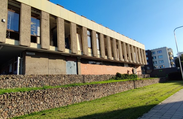 Pavojus praeiviams Jonavoje? Griovimo ir tvarkymo darbų metu ant tako - plytos, lentos ir langų duženos iš antro aukšto
