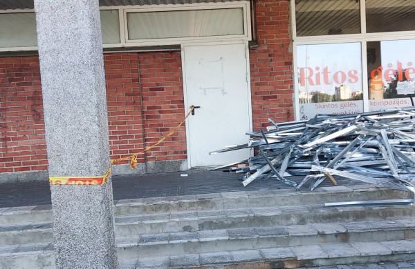 Pavojus praeiviams Jonavoje? Griovimo ir tvarkymo darbų metu ant tako - plytos, lentos ir langų duženos iš antro aukšto