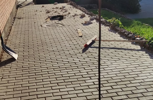 Pavojus praeiviams Jonavoje? Griovimo ir tvarkymo darbų metu ant tako - plytos, lentos ir langų duženos iš antro aukšto