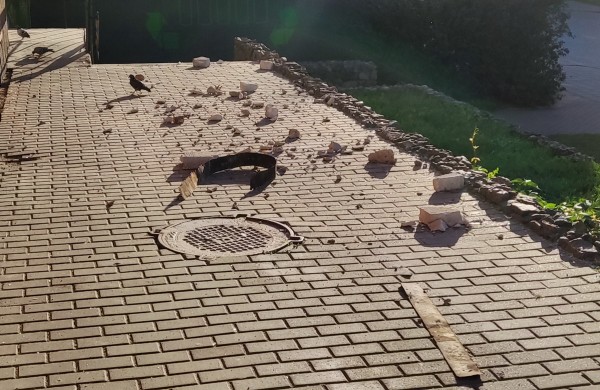 Pavojus praeiviams Jonavoje? Griovimo ir tvarkymo darbų metu ant tako - plytos, lentos ir langų duženos iš antro aukšto