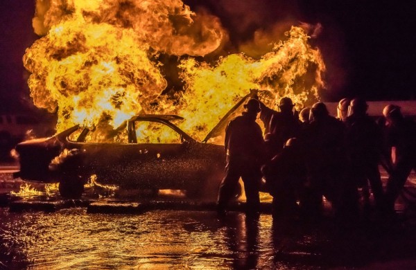 Rajone degė automobilis, mieste į garažo duobę įkrito žmogus
