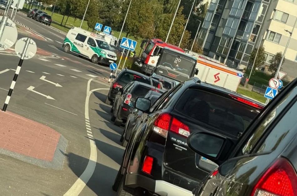Neblaivus vairuotojas Jonavoje sukėlė avariją: į ligoninę išvežtos dvi keleivės
