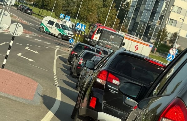Neblaivus vairuotojas Jonavoje sukėlė avariją: į ligoninę išvežtos dvi keleivės