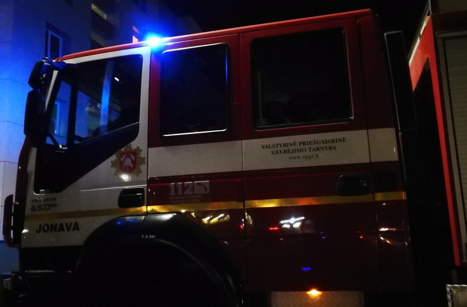 Kauno gatvėje pamatė raudoną „liepsną“ ir iškvietė gaisrinę: paaiškėjo, kas iš tiesų vyko