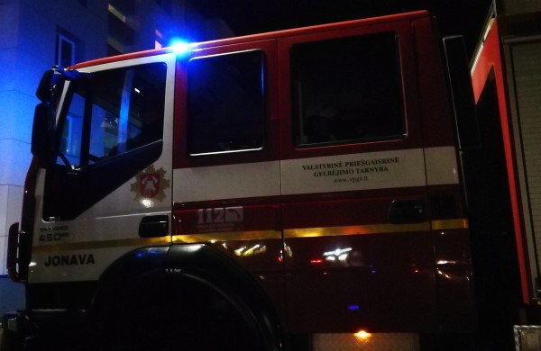 Kauno gatvėje pamatė raudoną „liepsną“ ir iškvietė gaisrinę: paaiškėjo, kas iš tiesų vyko