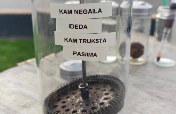Joninių slėnyje - paslaptingas staliukas: „seilės“, „myžalai“, „šūdai“ ir klausimų keliantis mechanizmas