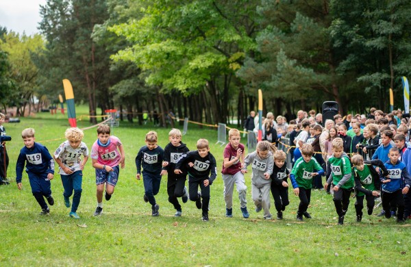 Tradicinis rudens krosas subūrė 234 Jonavos rajono moksleivius 