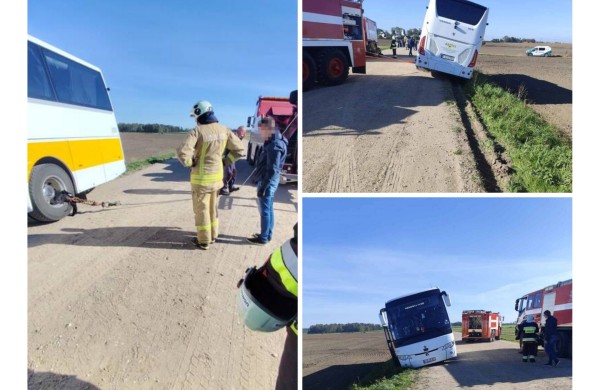 Studentų pilnas autobusas Jonavoje pakibo virš griovio