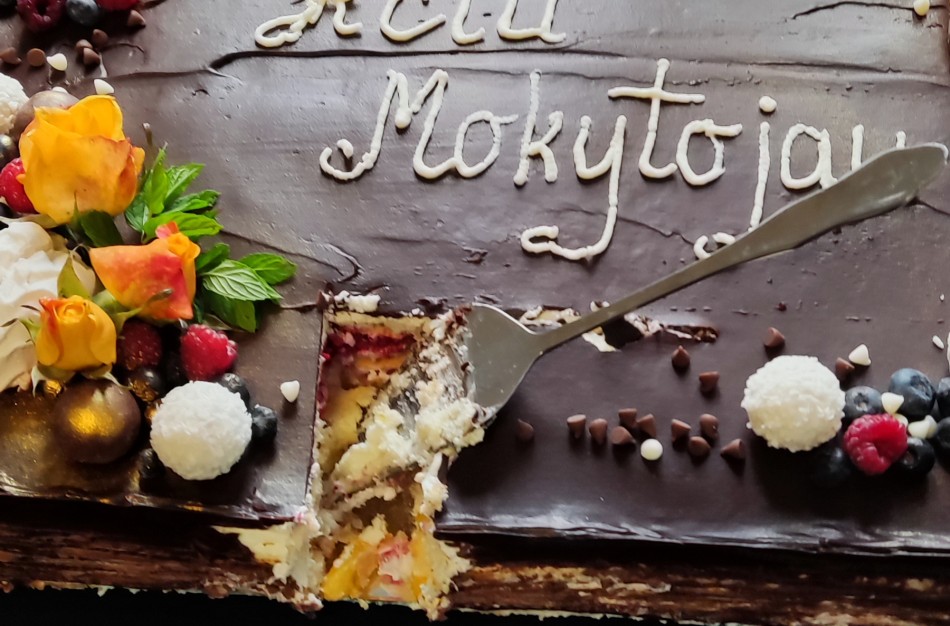 Nusistebėjo Jonavos mokytojos elgesiu: šventė dar neprasidėjo, o mokytoja jau pjovė tortą - ir net ne nuo krašto