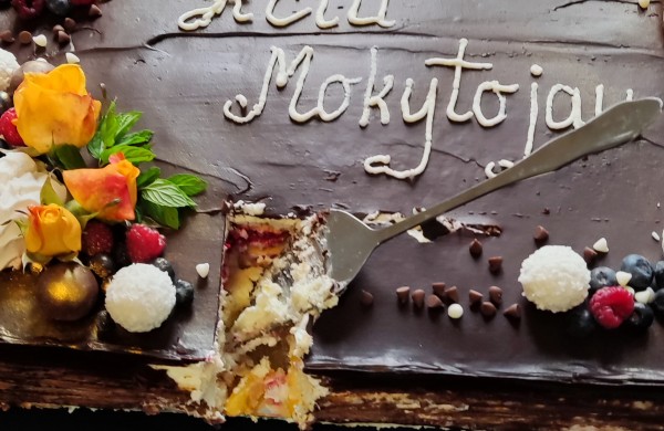 Nusistebėjo Jonavos mokytojos elgesiu: šventė dar neprasidėjo, o mokytoja jau pjovė tortą - ir net ne nuo krašto