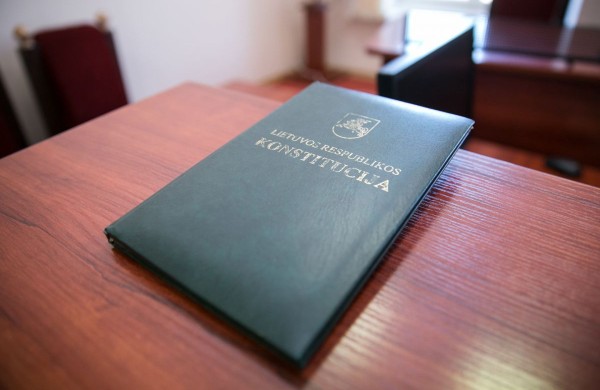 Iki Konstitucijos pataisos, panaikinsiančios branduolinio ginklo draudimą, – vienas balsavimas