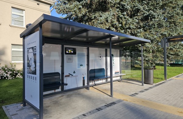 Jonavietės sūnus autobusų stotelėje susidūrė su vyresnių vaikų elgesiu: „Buvo peržengtos priimtino elgesio ribos“