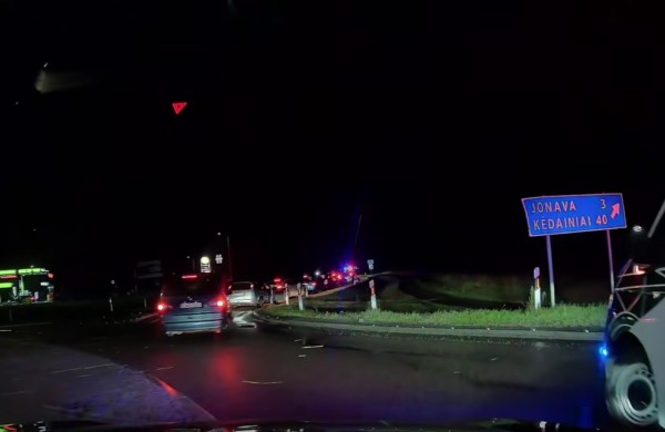 Jonavoje neblaivus „Volvo“ vairuotojas ,,praskriejo" sankryžą