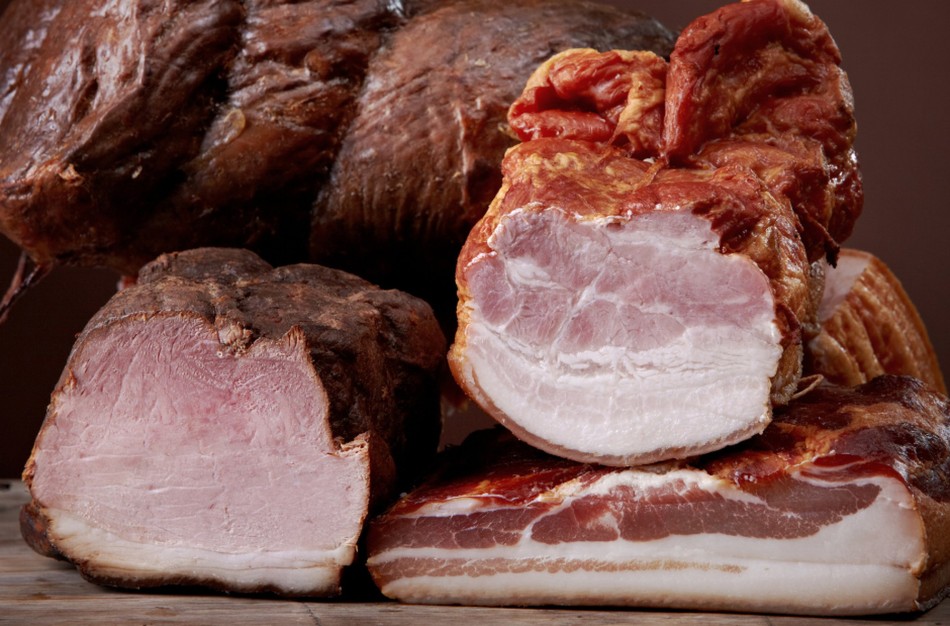 Dešra arba kumpis su dūmo aromatu: kas slypi po užrašu etiketėje „kvapiosios rūkymo medžiagos“?