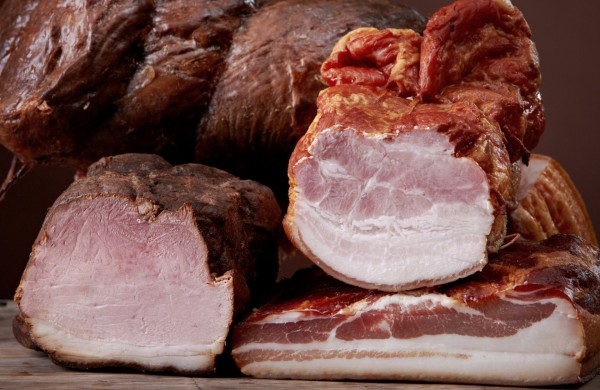Dešra arba kumpis su dūmo aromatu: kas slypi po užrašu etiketėje „kvapiosios rūkymo medžiagos“?