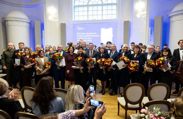 Justino Vareikio progimnazijos direktorė Olga Mediekšė apdovanota ministerijos Garbės ženklu