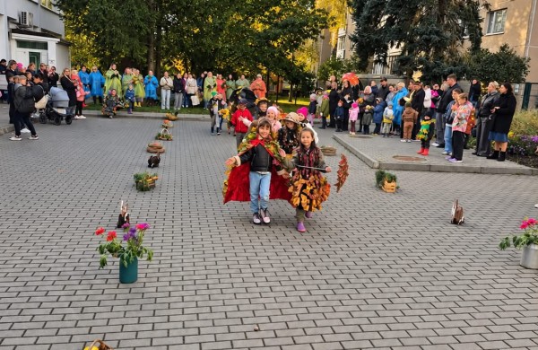 „Lakštingalėlėje“ ruduo žengė podiumu: mada iš gamtos ir moliūgų sriuba