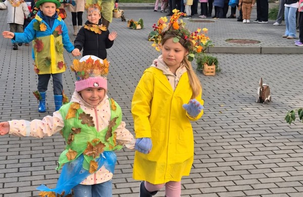 „Lakštingalėlėje“ ruduo žengė podiumu: mada iš gamtos ir moliūgų sriuba