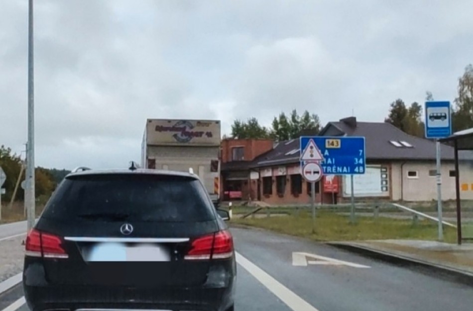 Remontas kelyje į Ruklą - ne be incidentų: sunkvežimis nutraukė elektros laiduss