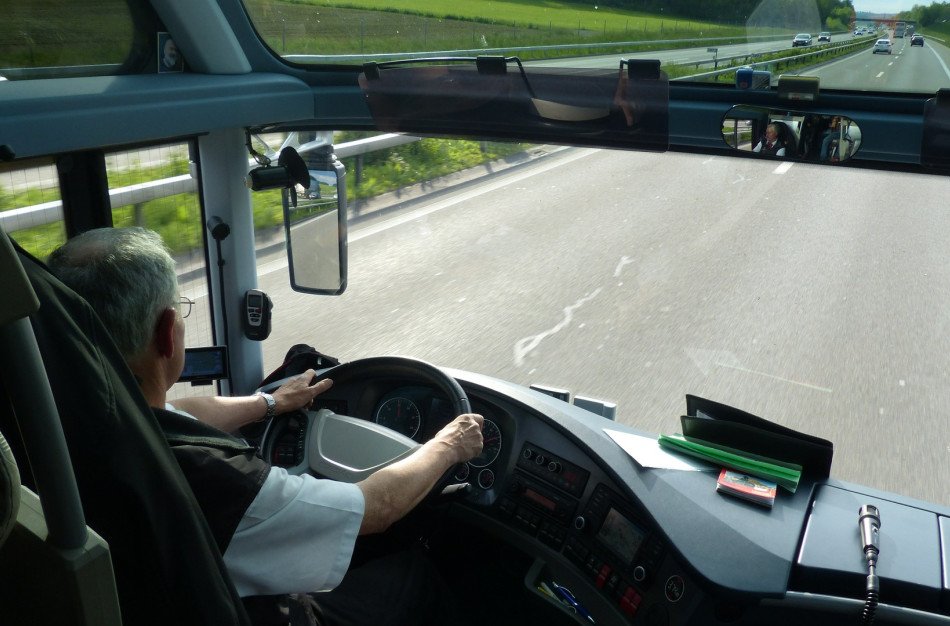 Seimui pritarus, tolimojo susisiekimo autobusų keleiviai nuo lapkričio galės važiuoti perpus pigiau