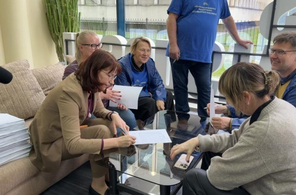 Darbo kodekso pakeitimo siekiančios piliečių iniciatyvos atstovai pristatė rinkėjų parašų lapus į VRK