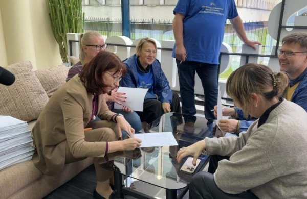 Darbo kodekso pakeitimo siekiančios piliečių iniciatyvos atstovai pristatė rinkėjų parašų lapus į VRK