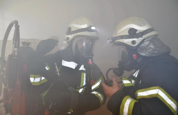 Jonavoje ugniagesiai gesina gaisrą gamybiniame pastate Fabriko gatvėje
