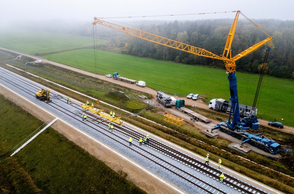 Jonavos rajono „Rail Baltica“ ruože pradėti montuoti įspūdingo dydžio iešmai - vienas sveria 30 tonų