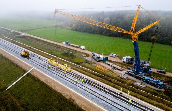Jonavos rajono „Rail Baltica“ ruože pradėti montuoti įspūdingo dydžio iešmai - vienas sveria 30 tonų