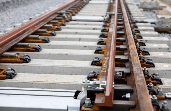 Jonavos rajono „Rail Baltica“ ruože pradėti montuoti įspūdingo dydžio iešmai - vienas sveria 30 tonų