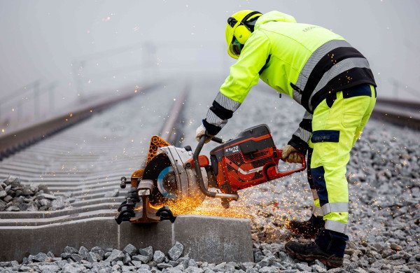 Jonavos rajono „Rail Baltica“ ruože pradėti montuoti įspūdingo dydžio iešmai - vienas sveria 30 tonų