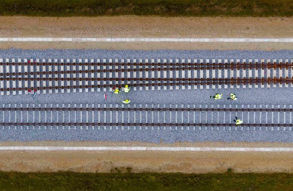 Jonavos rajono „Rail Baltica“ ruože pradėti montuoti įspūdingo dydžio iešmai - vienas sveria 30 tonų