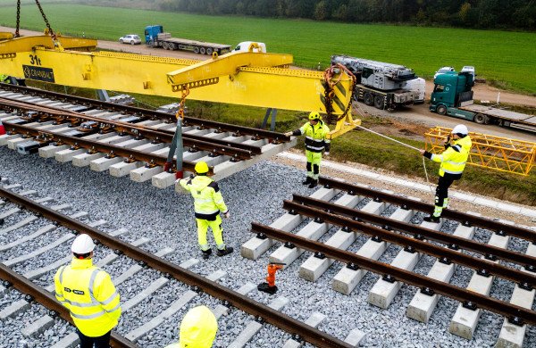 Jonavos rajono „Rail Baltica“ ruože pradėti montuoti įspūdingo dydžio iešmai - vienas sveria 30 tonų