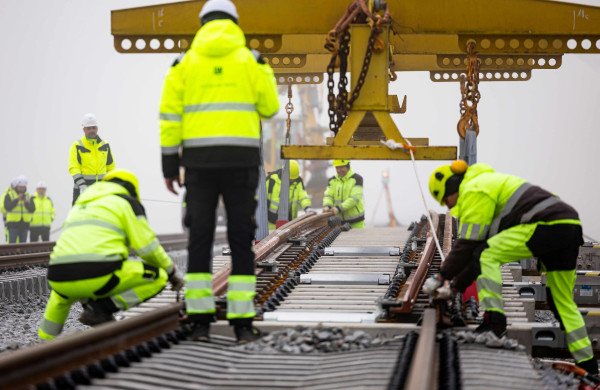 Jonavos rajono „Rail Baltica“ ruože pradėti montuoti įspūdingo dydžio iešmai - vienas sveria 30 tonų