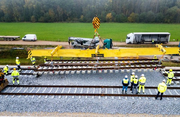 Jonavos rajono „Rail Baltica“ ruože pradėti montuoti įspūdingo dydžio iešmai - vienas sveria 30 tonų
